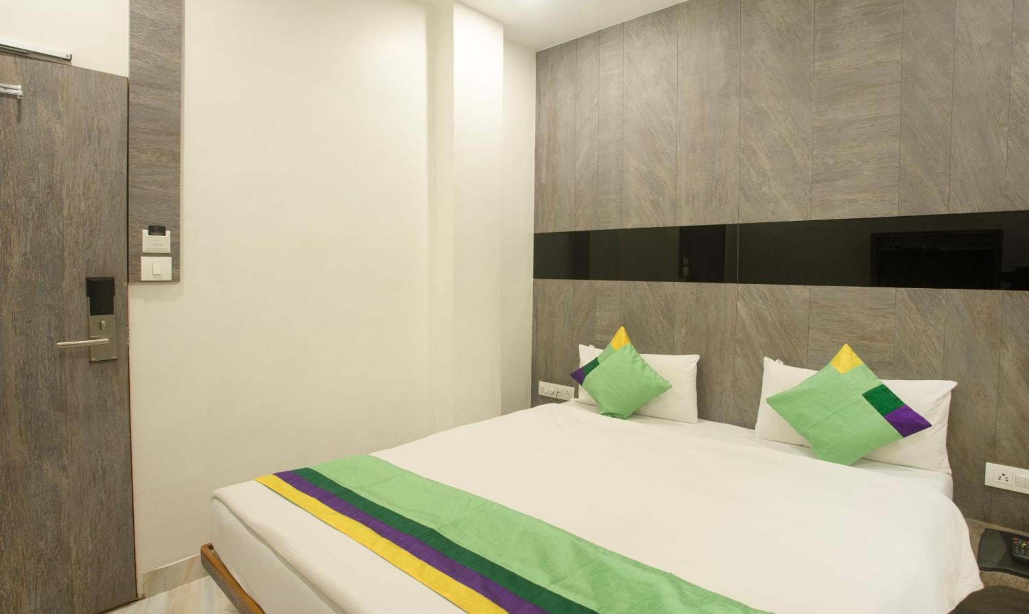 Hotel Treebo Urban, 1 Km From Railway Station Surat Exterior foto