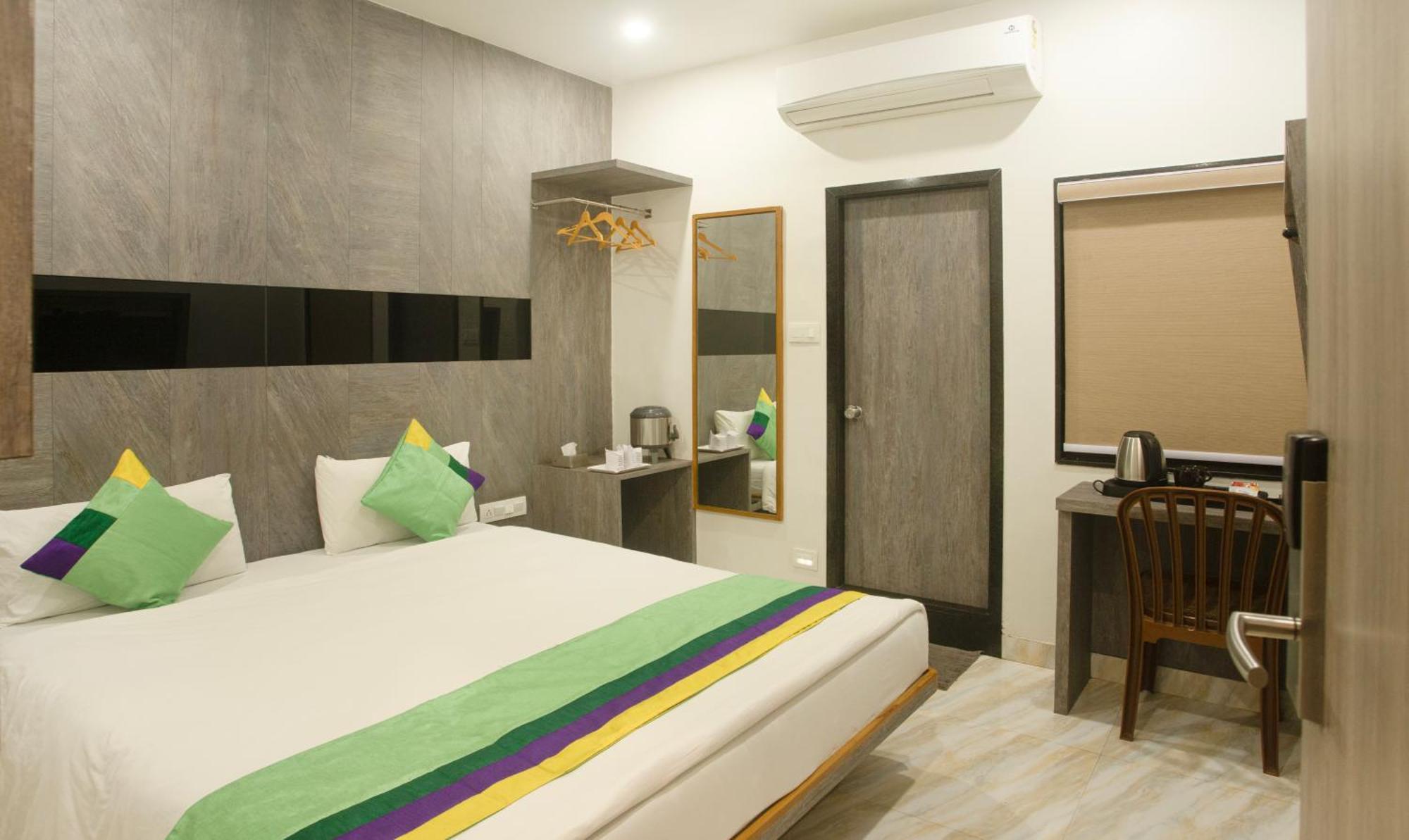 Hotel Treebo Urban, 1 Km From Railway Station Surat Exterior foto