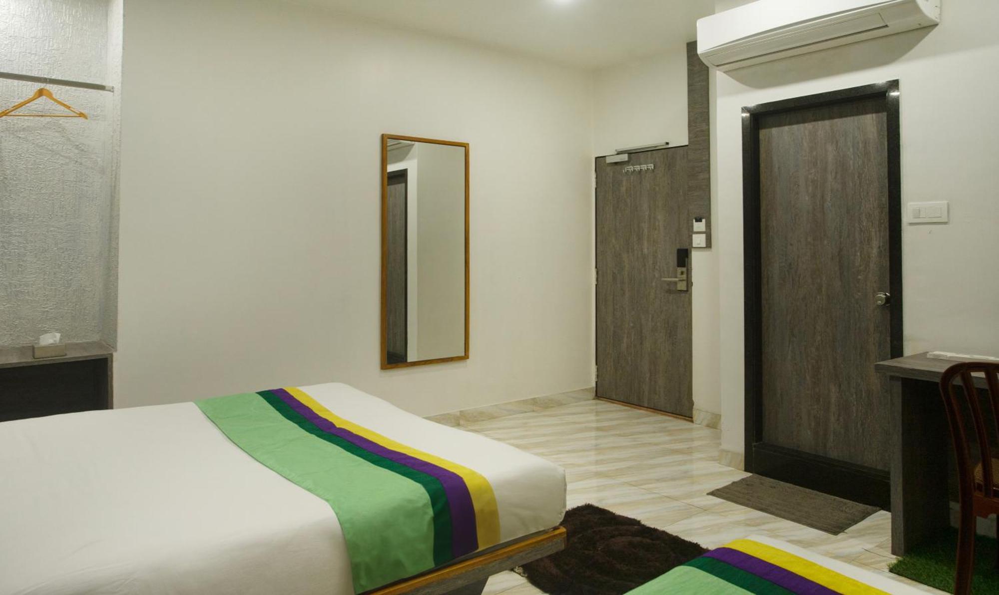 Hotel Treebo Urban, 1 Km From Railway Station Surat Exterior foto